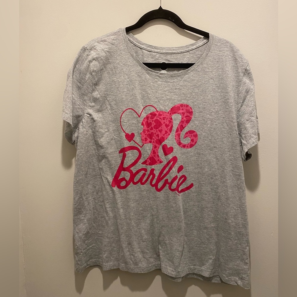 Barbie Logo Graphic T-Shirt Valentines Hearts Gray and Pink Women’s Size 2XL EUC